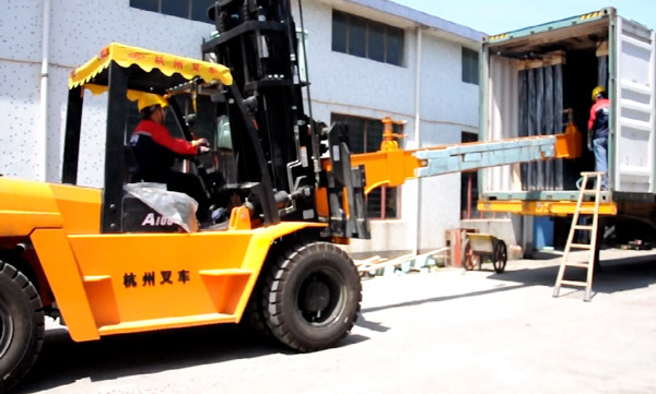 杭州叉車(chē)|玻璃行業(yè)，叉車(chē)串桿屬具卸貨實(shí)拍案例